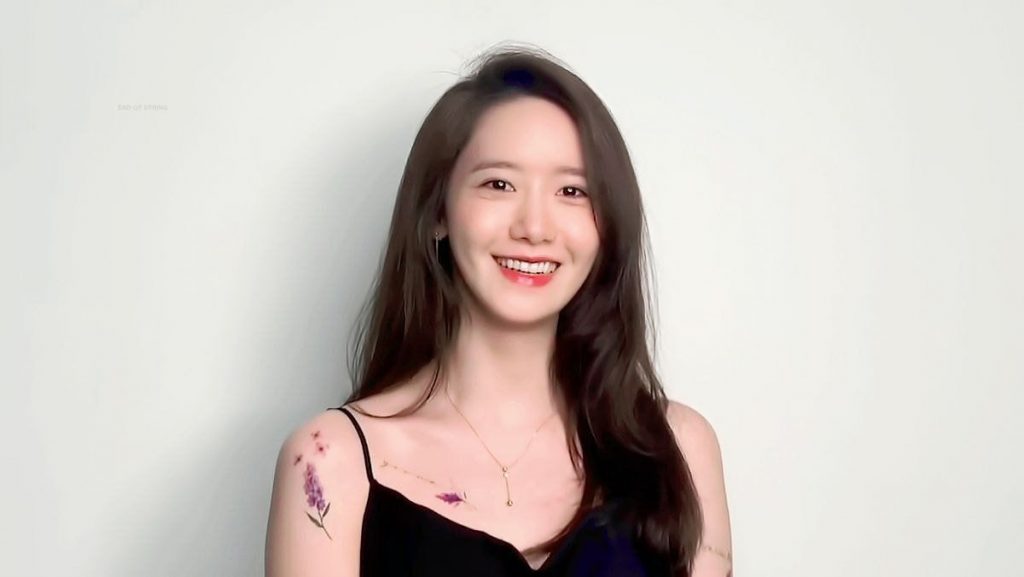 Yoona và hình xăm dán hoa oải hương