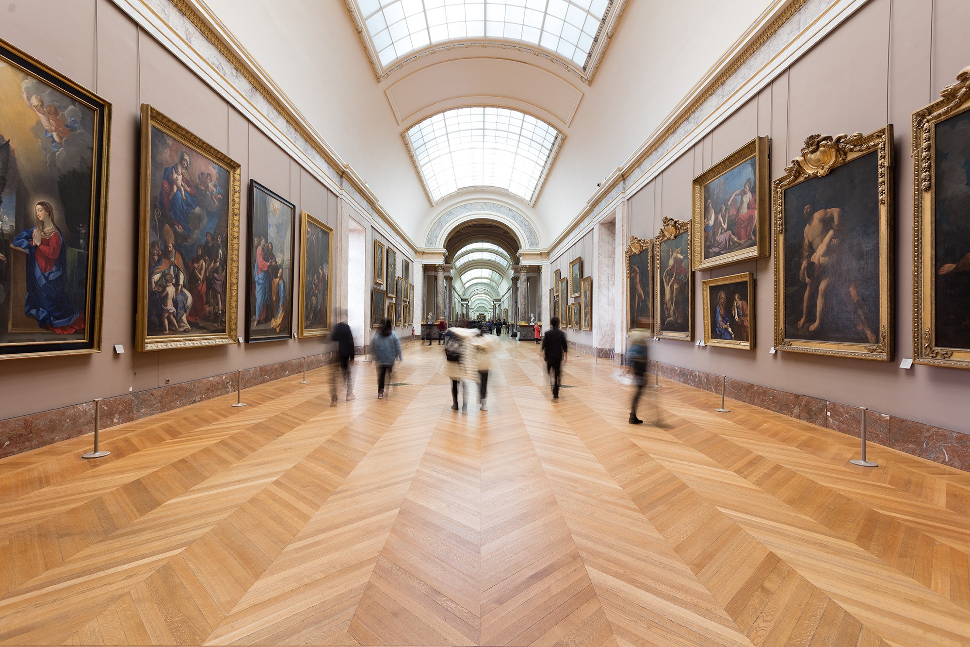 Bên trong bảo tàng Louvre 