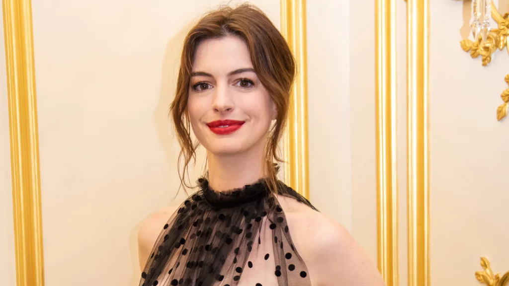 Anna Hathaway đẹp rạng ngời với khuôn mặt vuông