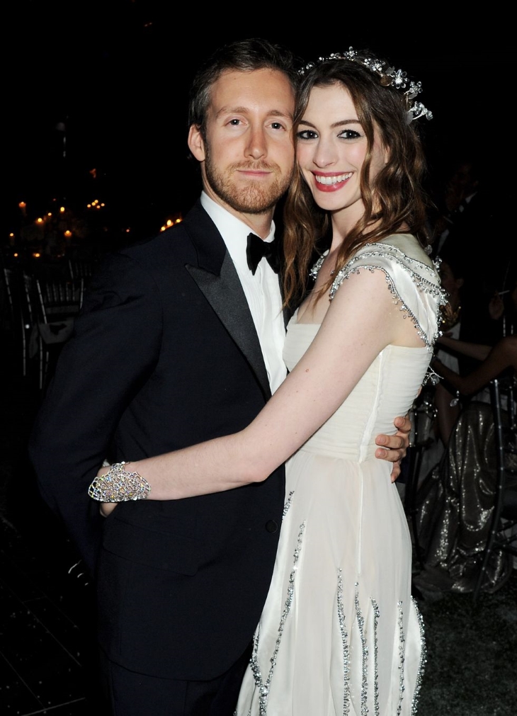 Anne Hathaway trong màu son đỏ ánh hồng, rạng rỡ trong lễ đính hôn