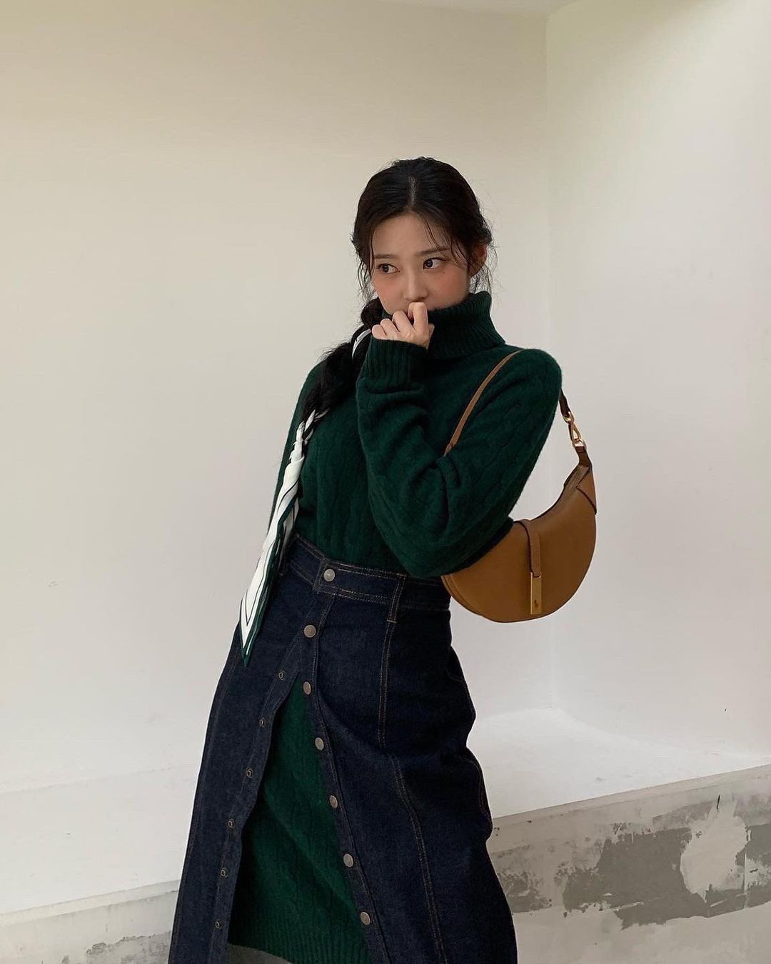 Kim Minju đeo túi Ralph Lauren Polo ID