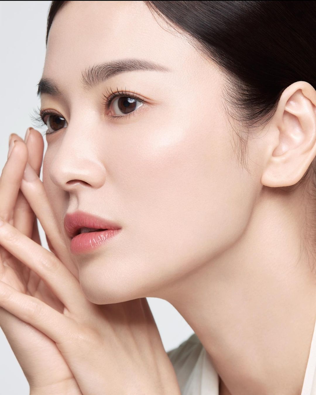 Chân dung song hye kyo da trắng mịn, trẻ hơn tuổi thật.