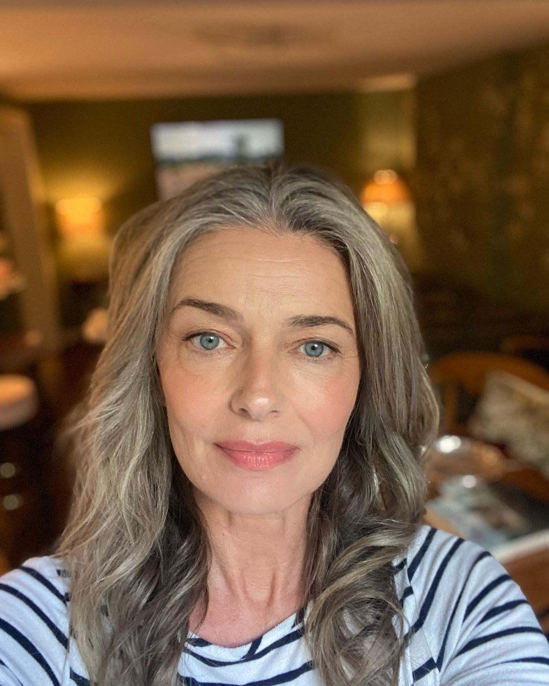 Siêu mẫu Paulina Porizkavo selfie với làn da sáng khỏe.