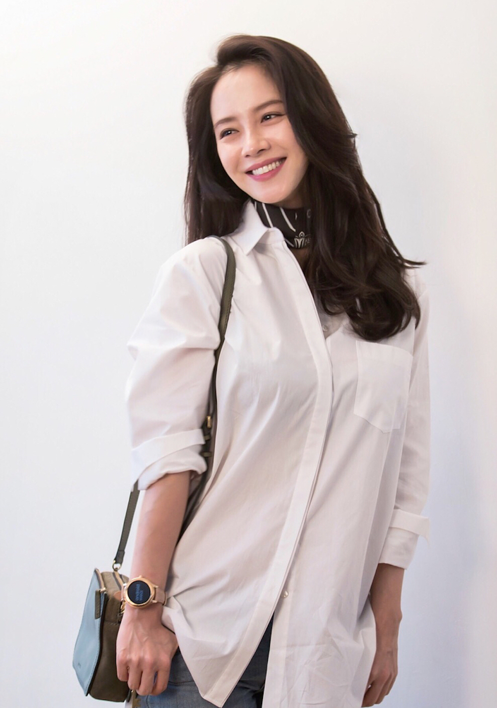Song Ji Hyo mặc áo sơ mi trắng trông trẻ hơn tuổi thật.