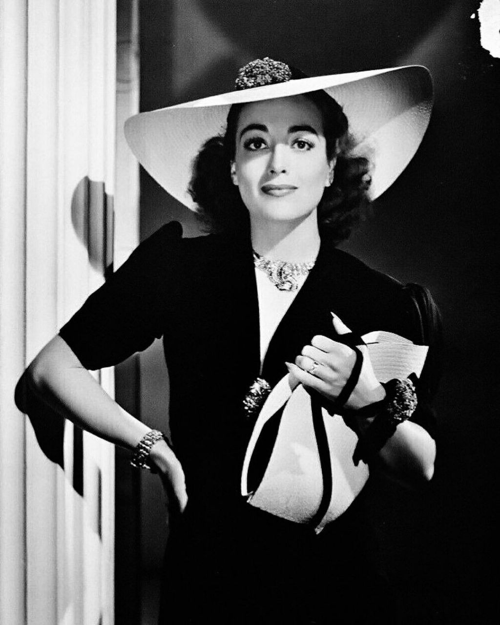 joan crawford tiên phong rửa mặt bằng nước lạnh vào những năm 30 của Hollywood