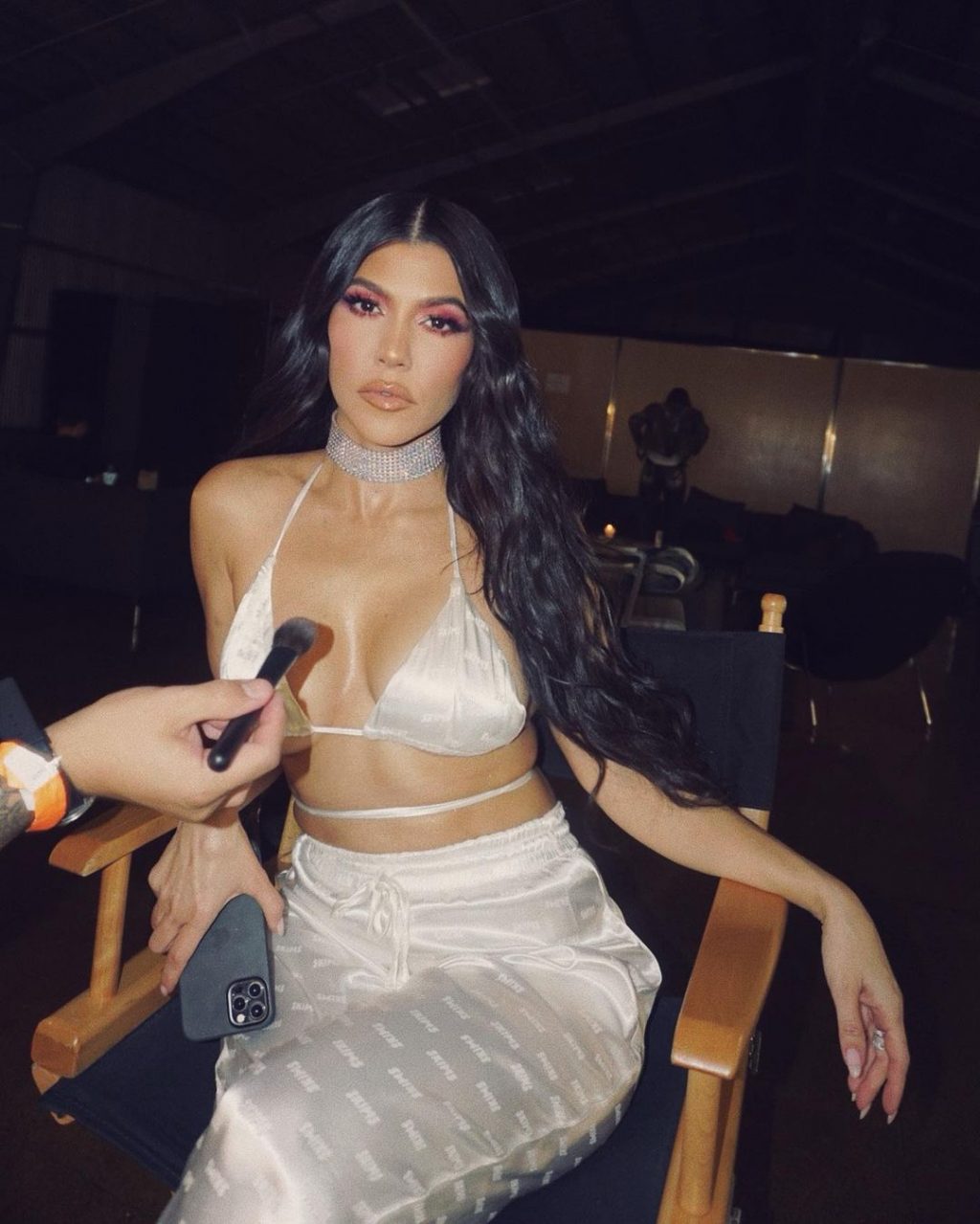 rửa mặt bằng nước đá lạnh như kourtney kardashian