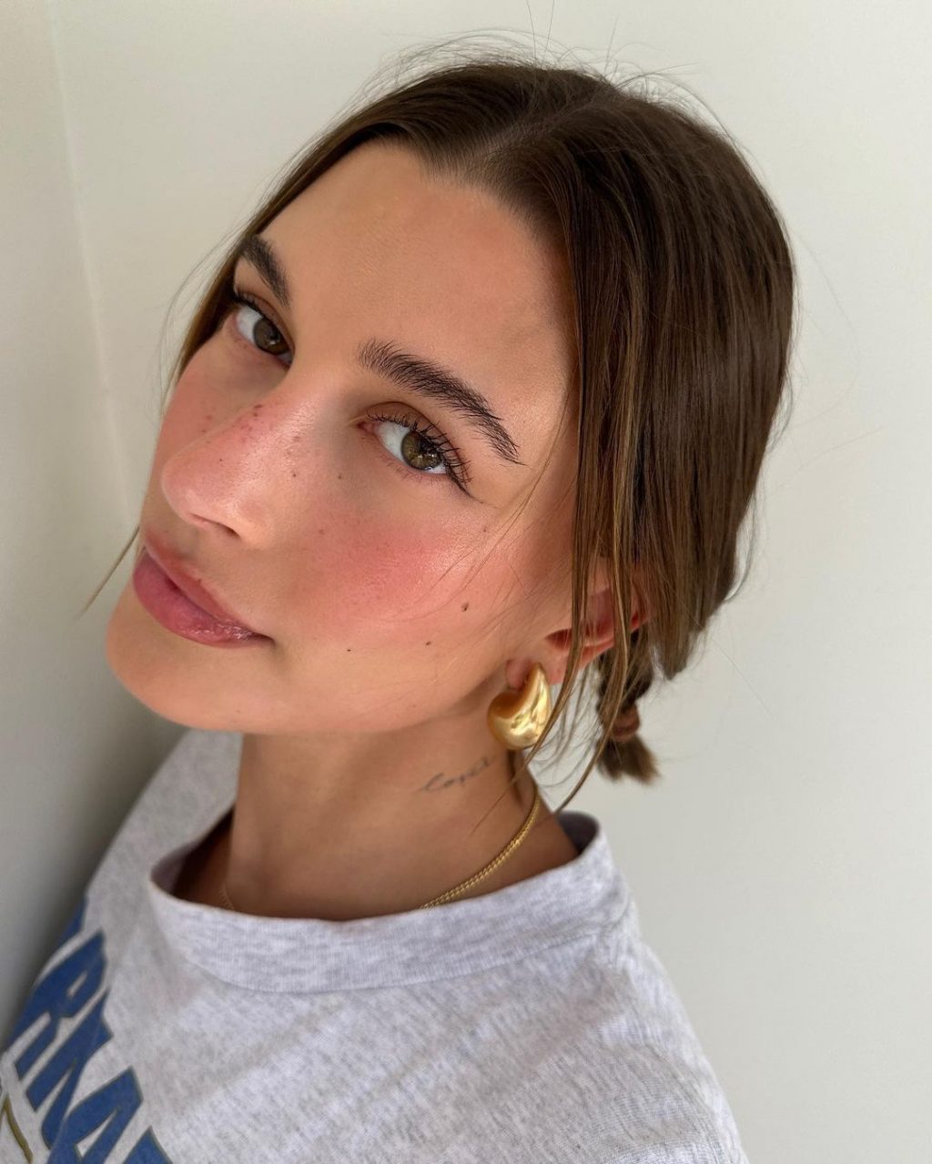 Hailey Bieber làm bùng nổ xu hướng trang điểm dâu tây.