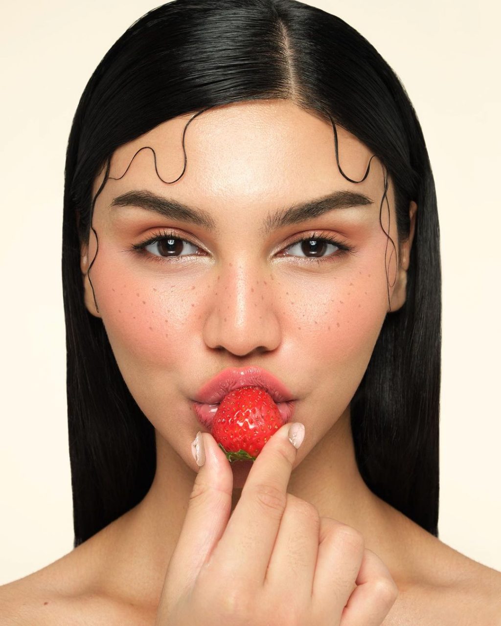Trang điểm đôi môi căng mọng là đặc trưng của phong cách Strawberry Girl.