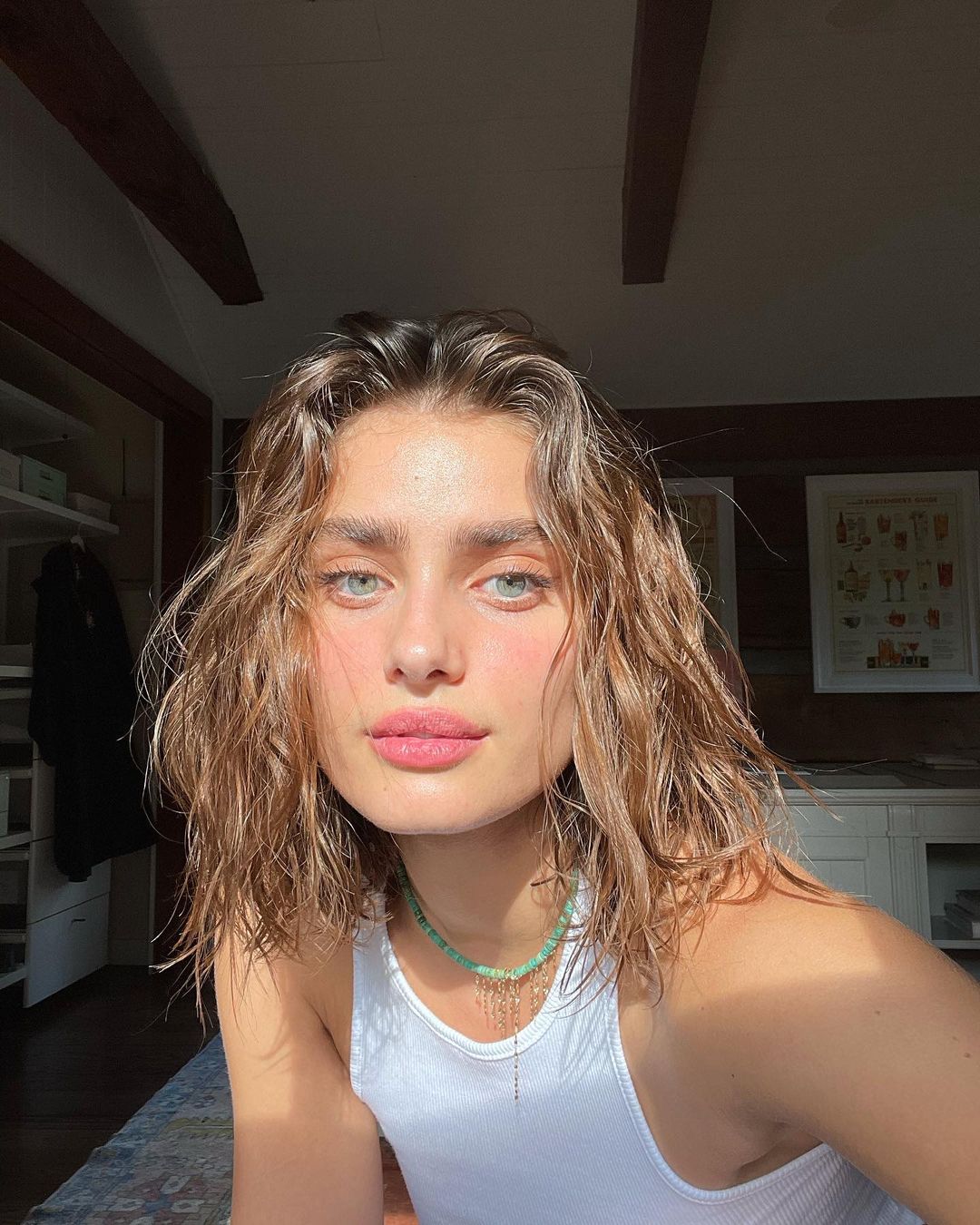 Taylor Hill selfie dưới nắng, làm đẹp giấm táo.