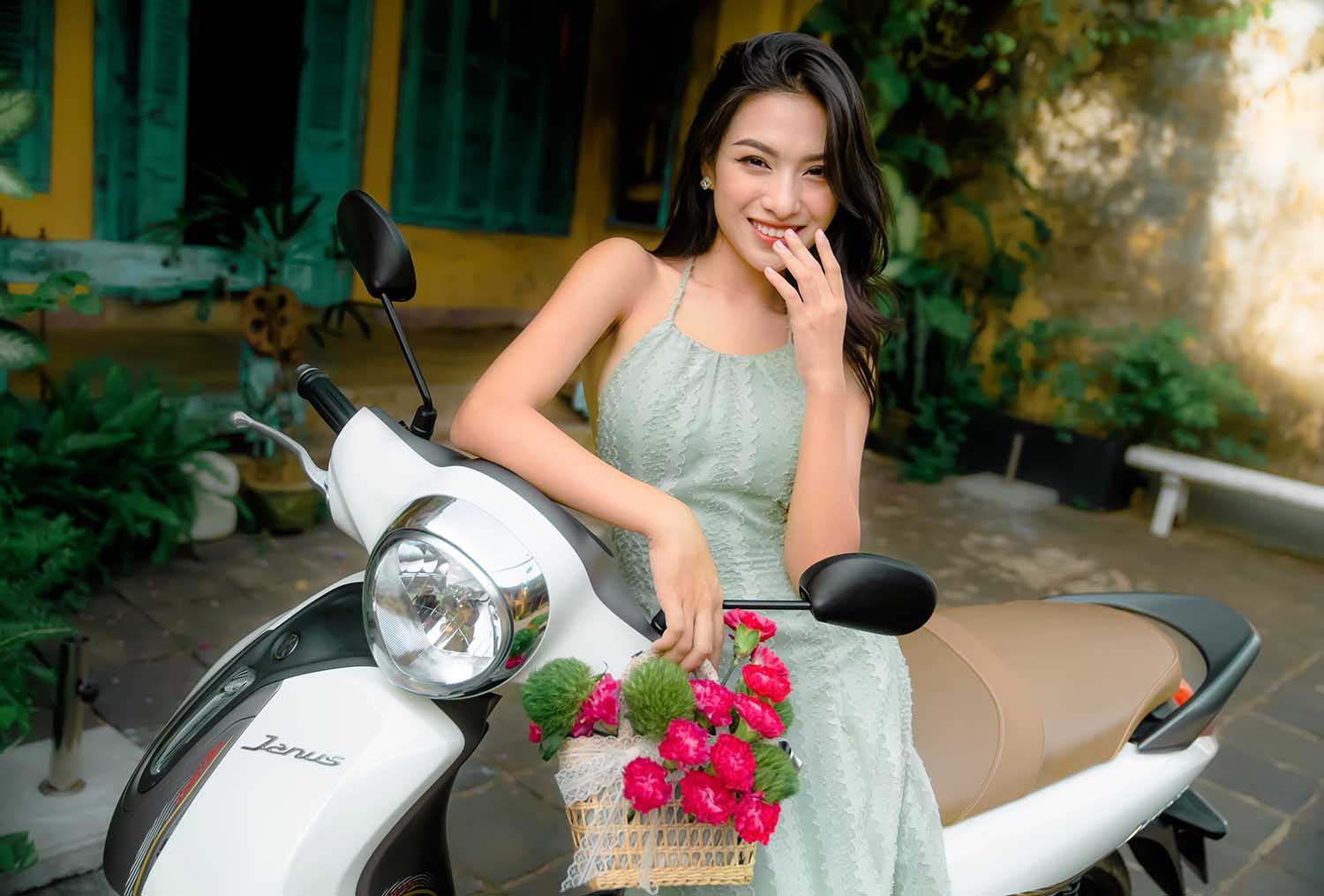 mỹ uyên đi xe yamaha