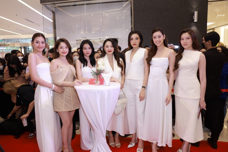 Loạt sao Việt có mặt trong sự kiện khai trương cửa hàng SK-II không thể giấu sự hào hứng khi thương hiệu mà họ yêu thích đã có mặt tại Takashimaya – Hồ Chí Minh.