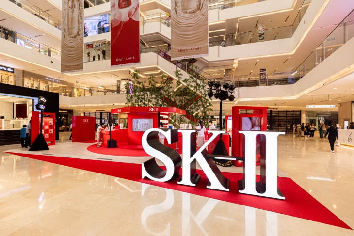 SK-II nổi bật tại trung tâm mua sắm Takashimaya.