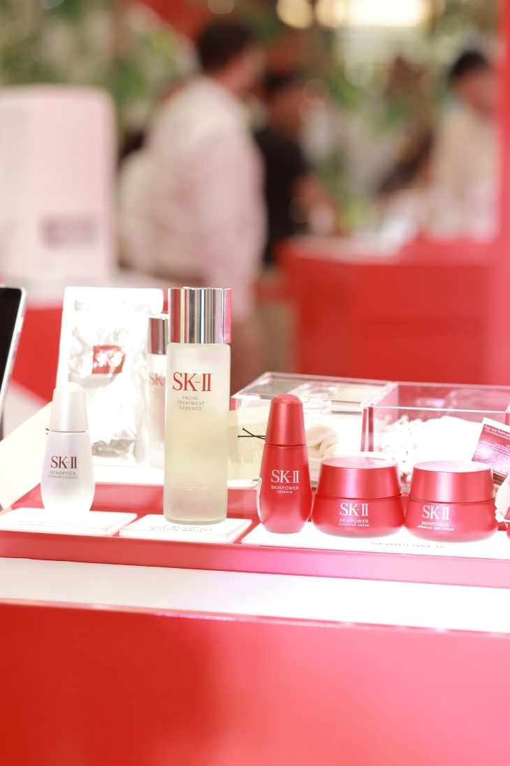 Skincare là mối quan tâm hàng đầu của các nghệ sĩ do hàng ngày phải make-up, SK-II chinh phục họ bằng uy tín và đẳng cấp trong việc gìn giữ và tôn trọng nét đẹp của làn da trong trẻo như pha lê.