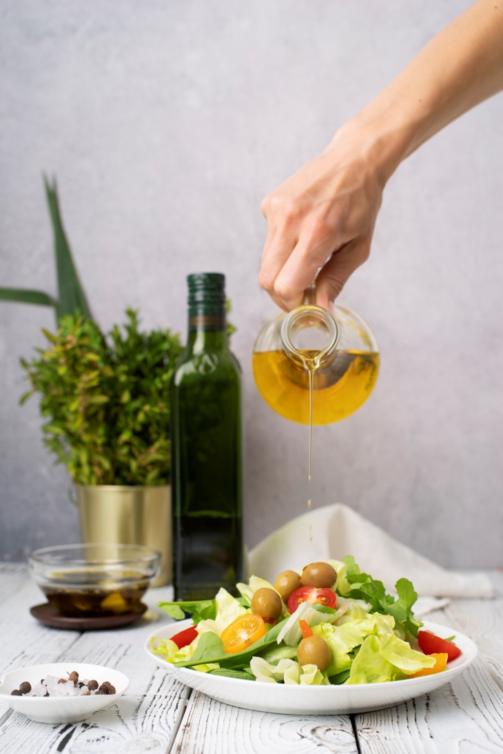 Sự kết hợp giữa dầu ô liu và salad sẽ giúp bữa ăn của bạn thêm đa dạng hơn
