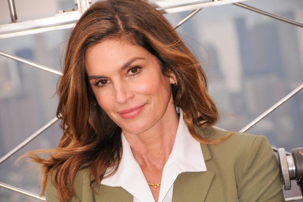 Cindy Crawford với mái tóc bồng bềnh.