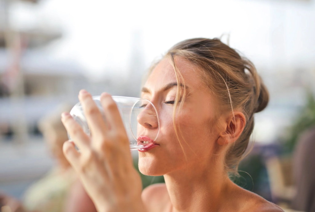 Uống nhiều nước giúp chăm sóc da.