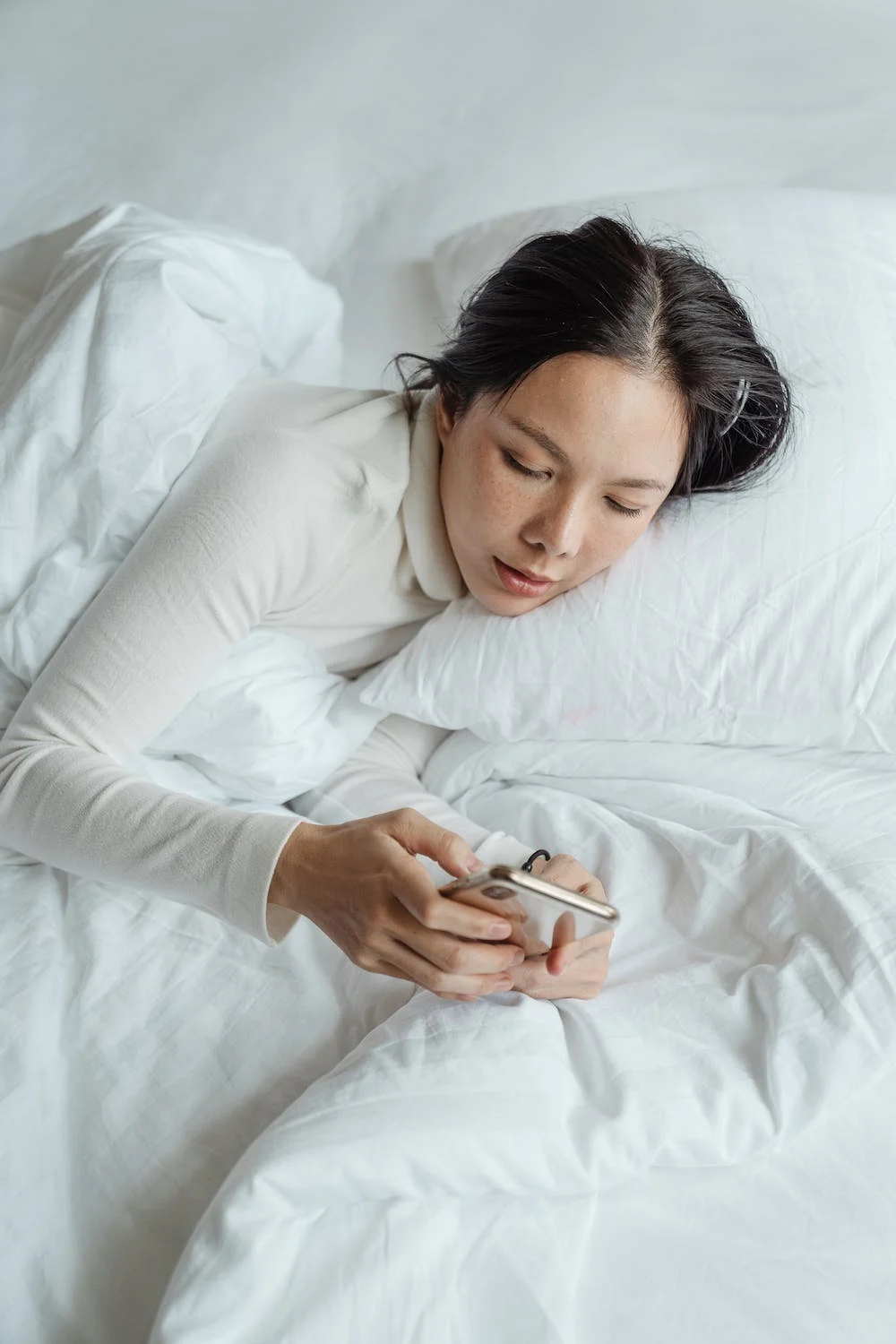 Hạn chế sử dụng điện thoại trước khi ngủ.