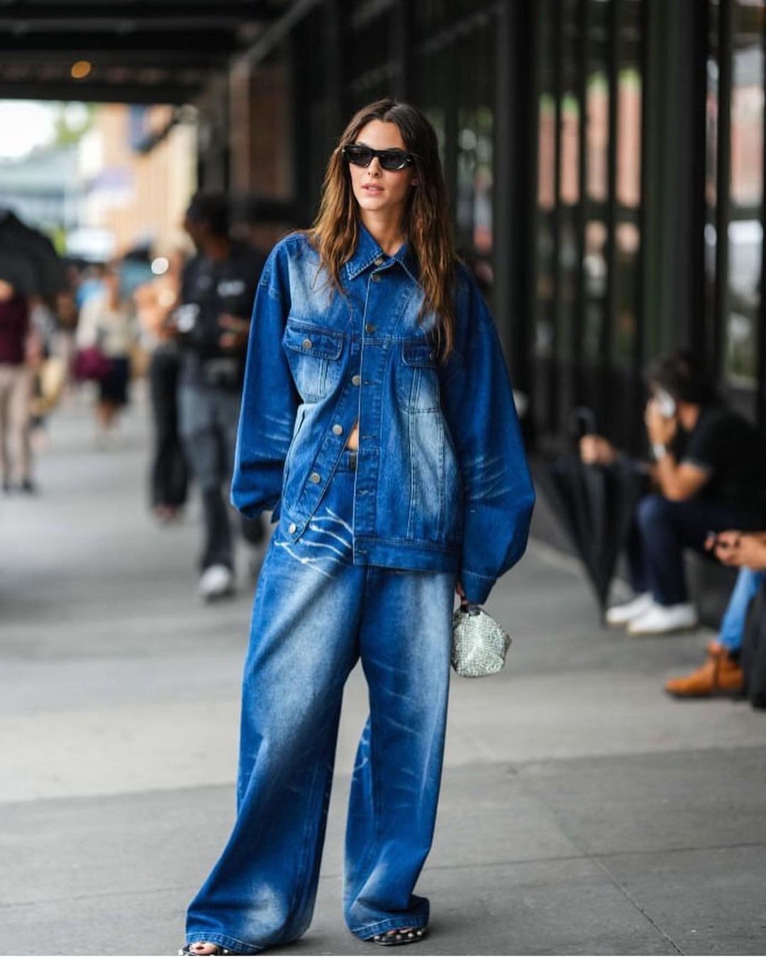 vittoria diện bản phối quần denim