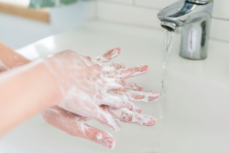 Nên rửa tay sạch để hạn chế làm tổn thương làn da sau khi nặn mụn