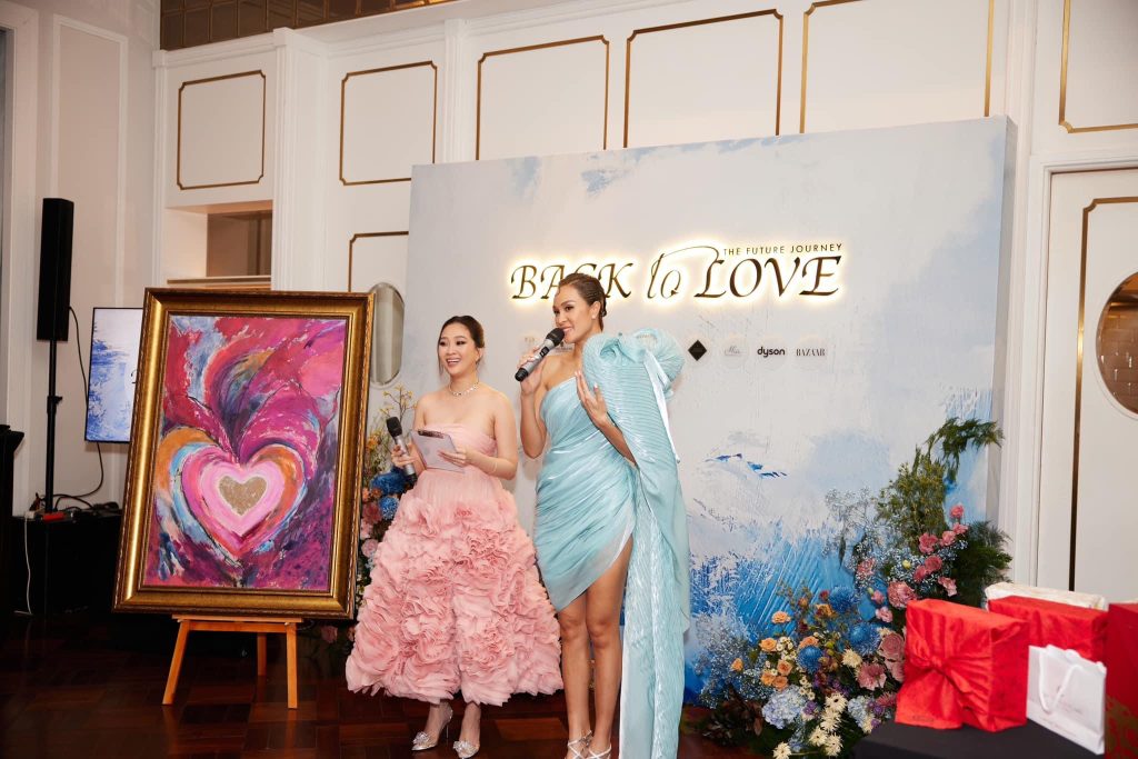 MC Liêu Hà Trinh và MC Phương Mai tại sự kiện Back to love.