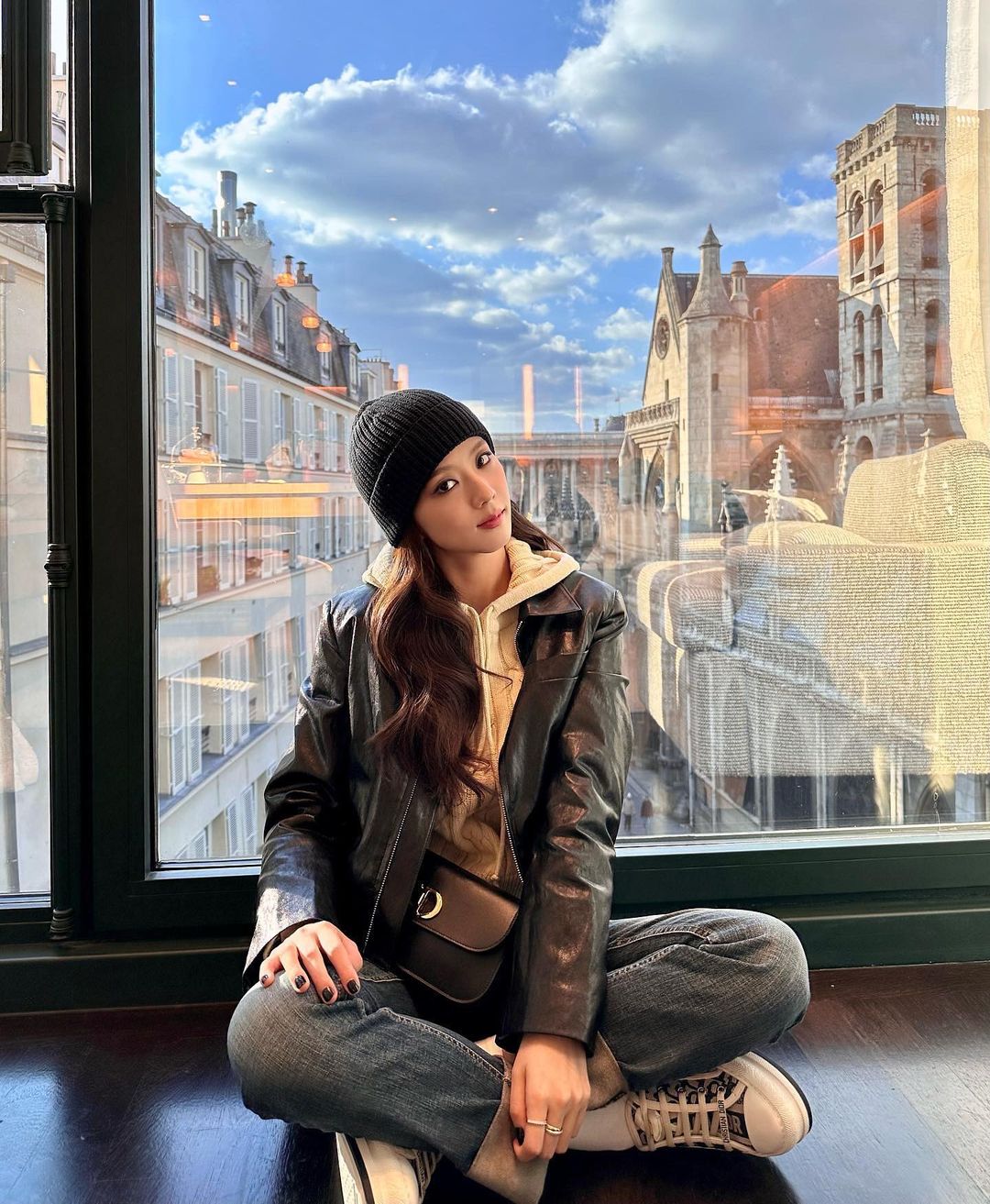 jisoo diện áo hoodie 