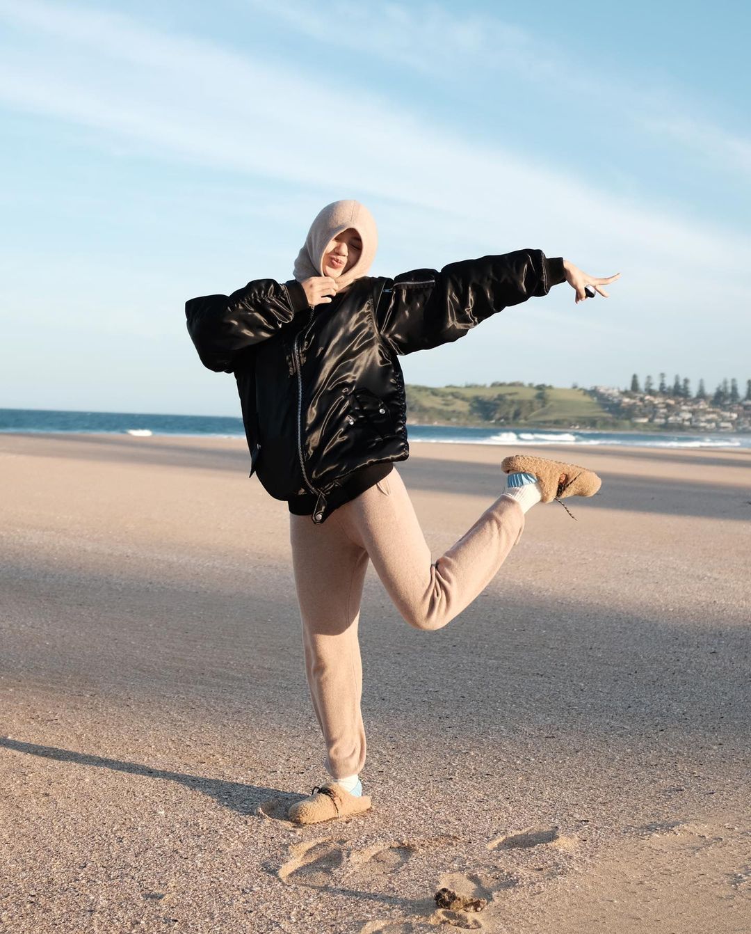 lisa diện áo hoodie