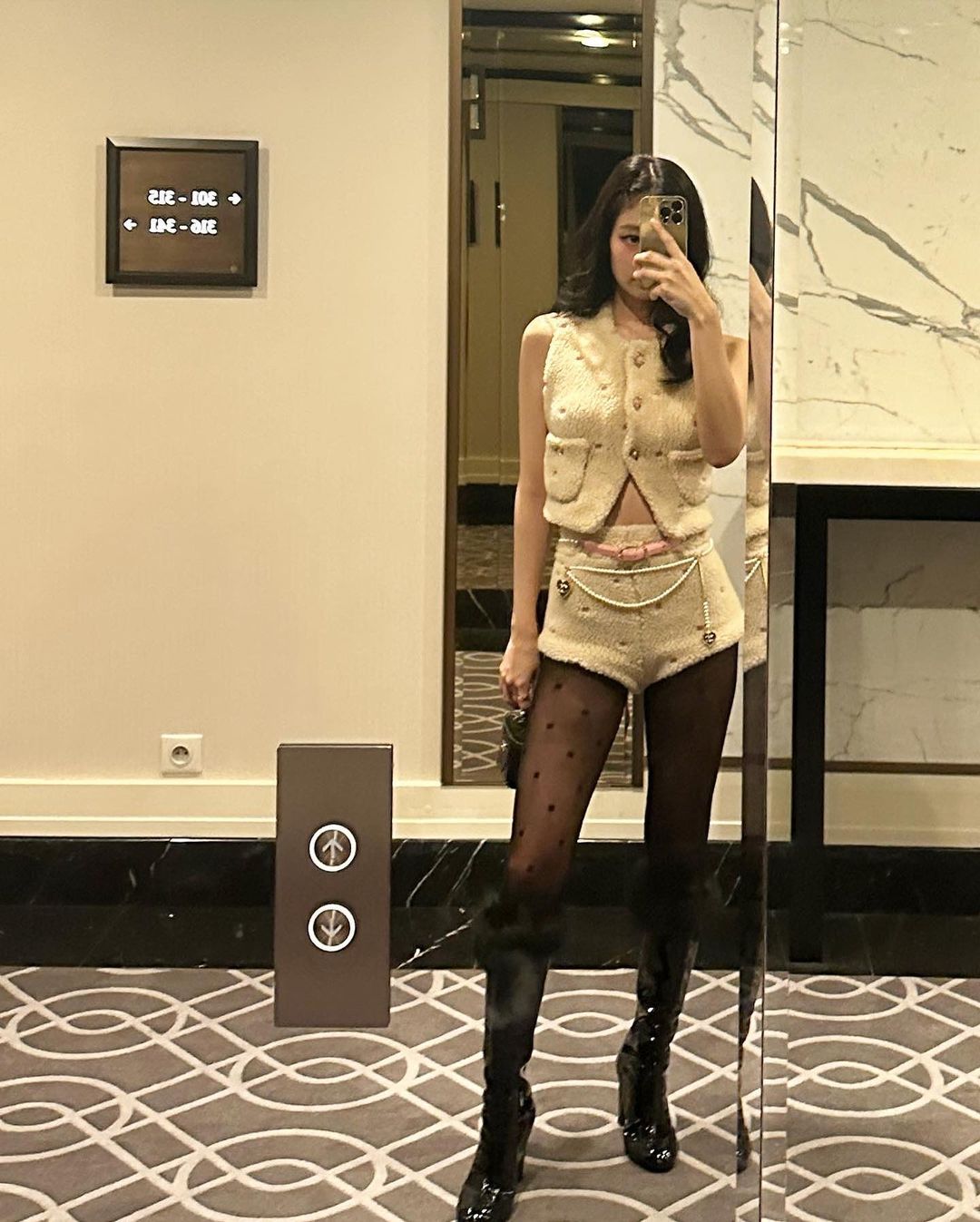 jennie diện quần tất đen