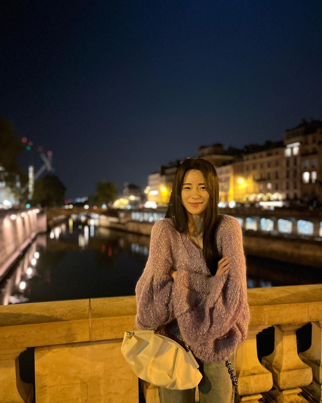 lim ji yeon diện áo len tại paris