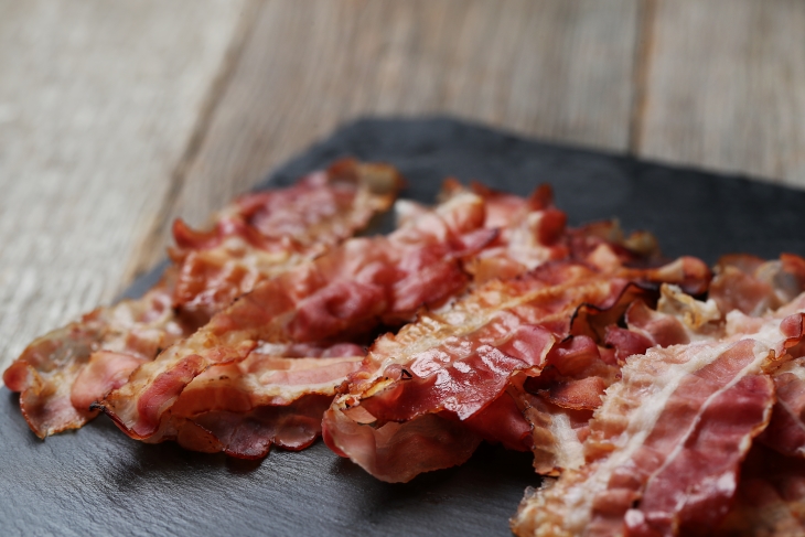 Thịt bacon không tốt cho sức khỏe của phụ nữ sau ngưỡng 30 tuổi. Racool_studio