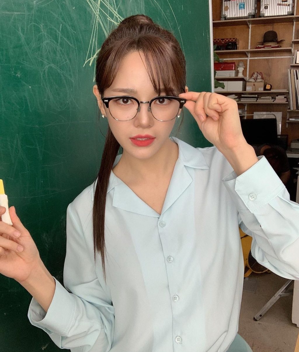 Kim Sejeong nổi bật với mắt kính.