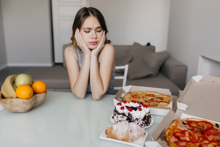 Ăn quá nhiều vào ngày cheat day sẽ khiến công sức giảm cân cả 1 tuần của bạn trở nên vô nghĩa