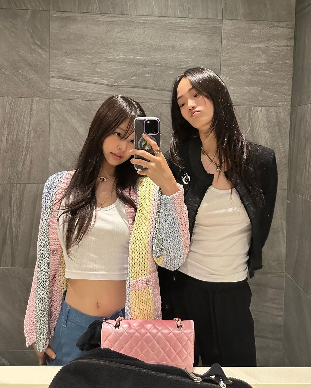 jennie diện áo cardigan pastel