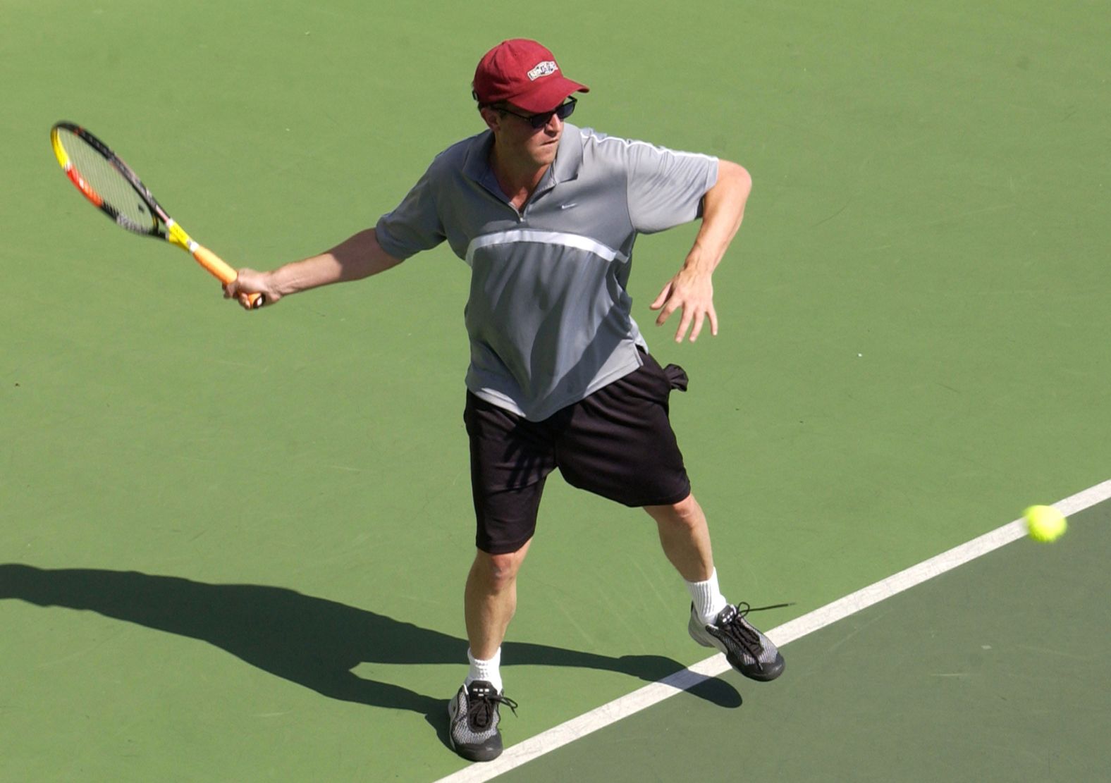 Matthew Perry chơi quần vợt