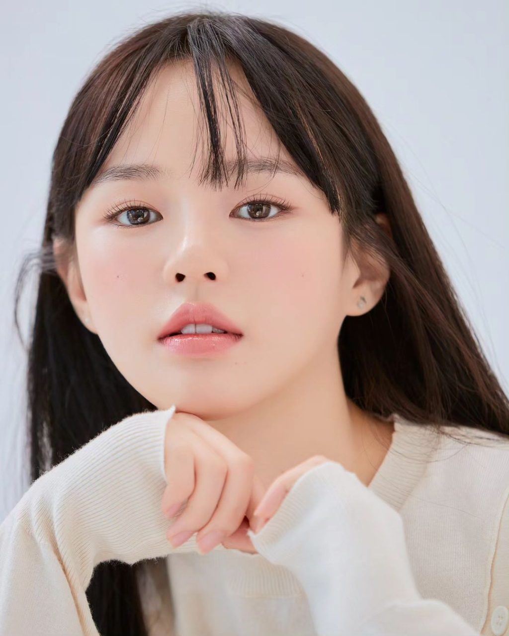 Trang điểm nhẹ nhàng tự nhiên.