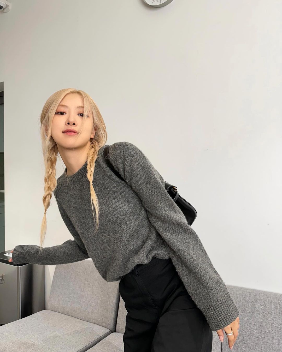 roses_are_rosie diện áo len xám