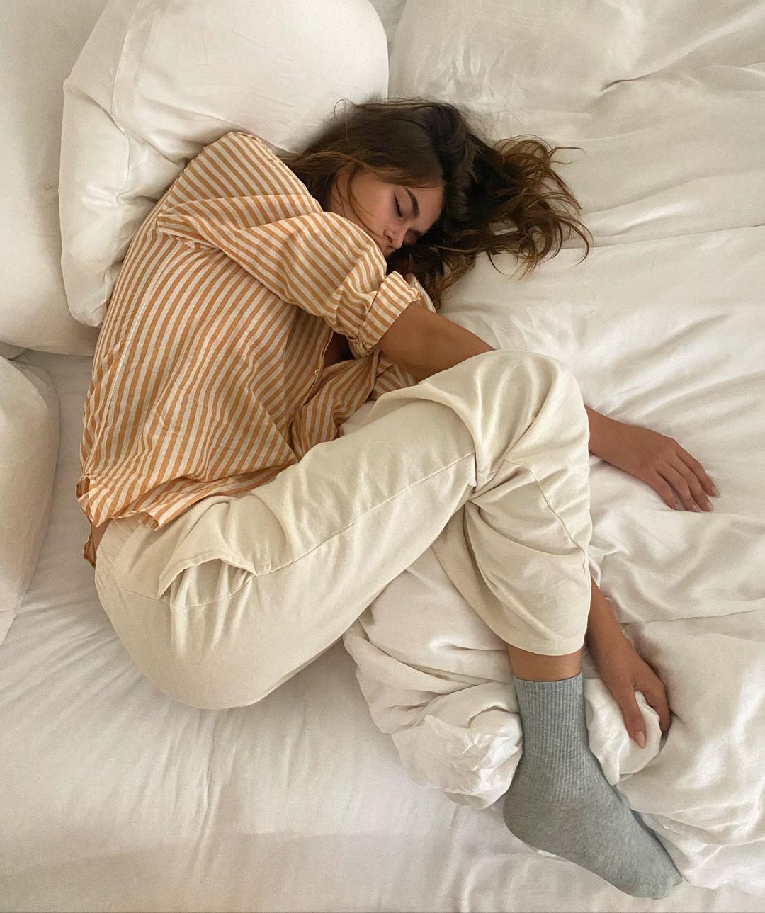 kaiagerber diện áo pyjamas sọc