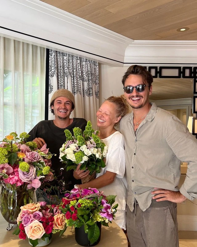 Pamela Anderson hạnh phúc bên các con trai