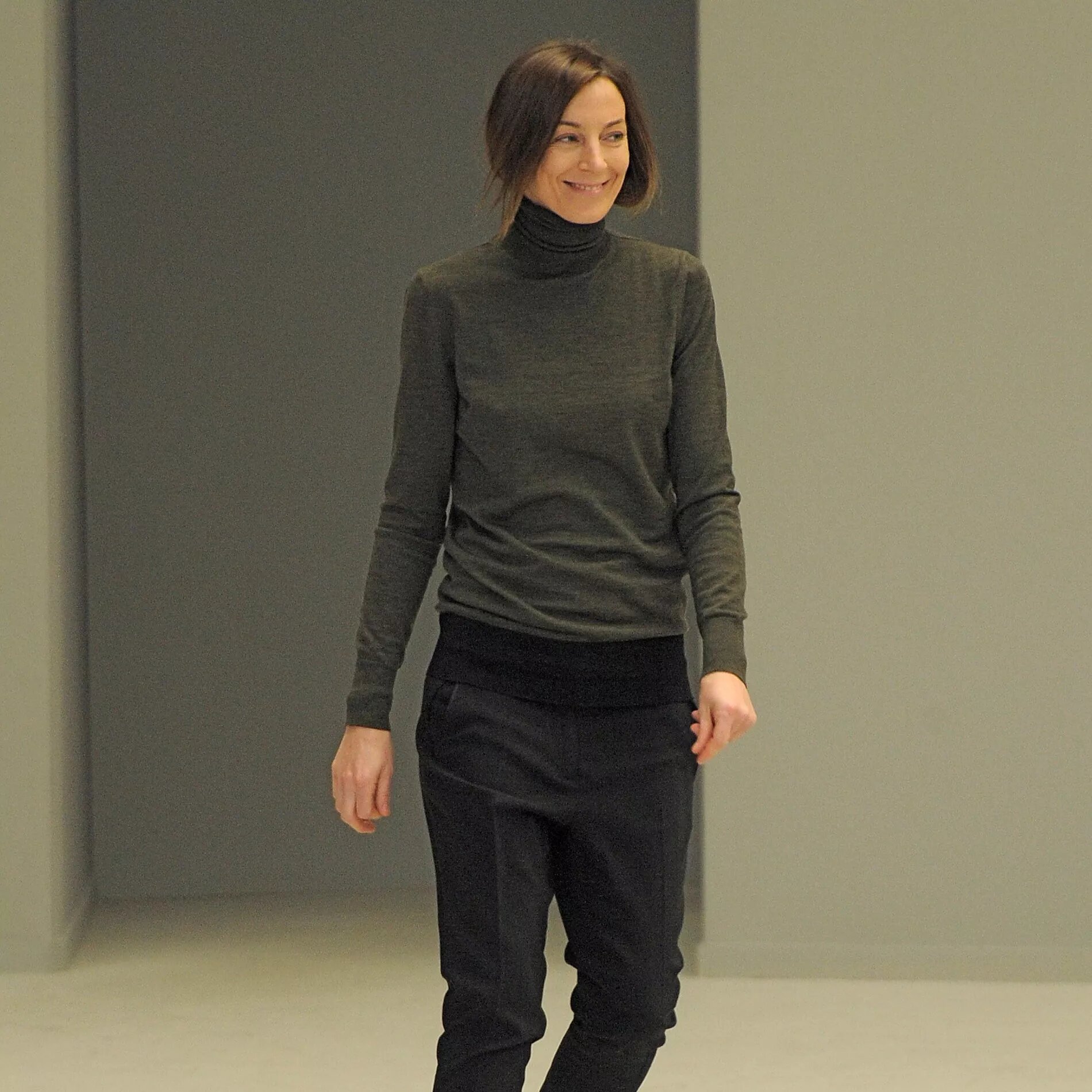 phoebe philo diện áo len cổ lọ xám đen