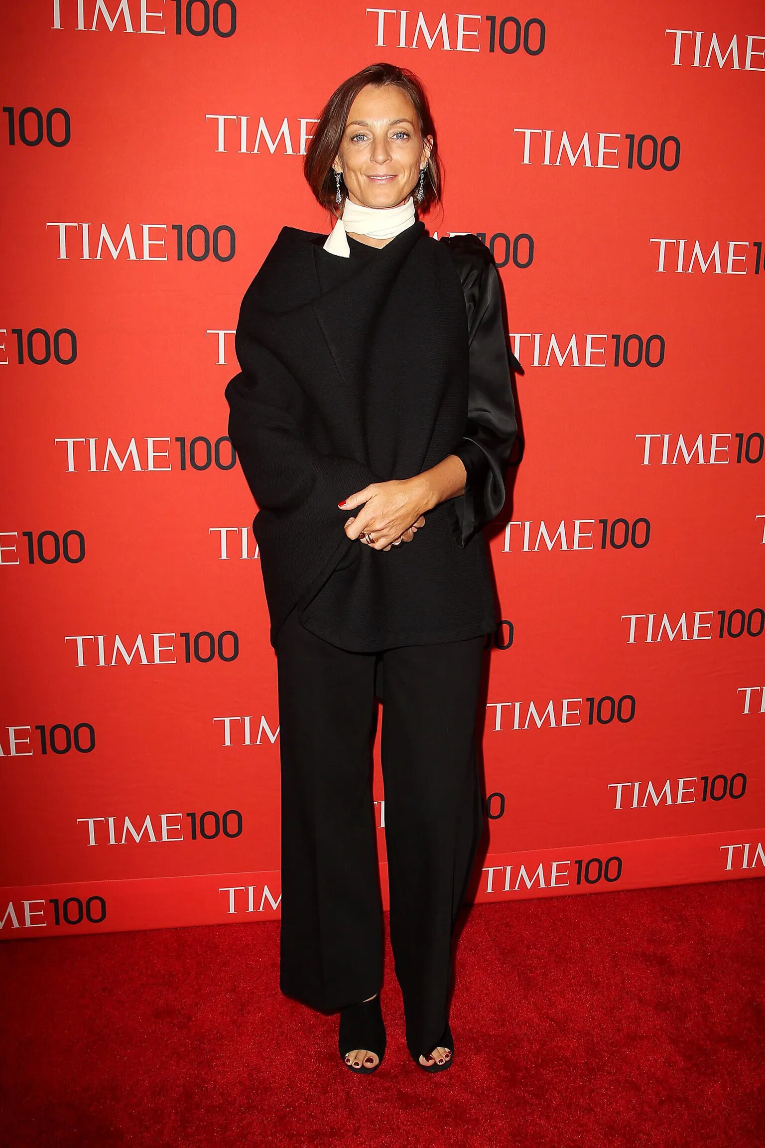 Phoebe Philo diện bộ suit đen tại thảm đỏ