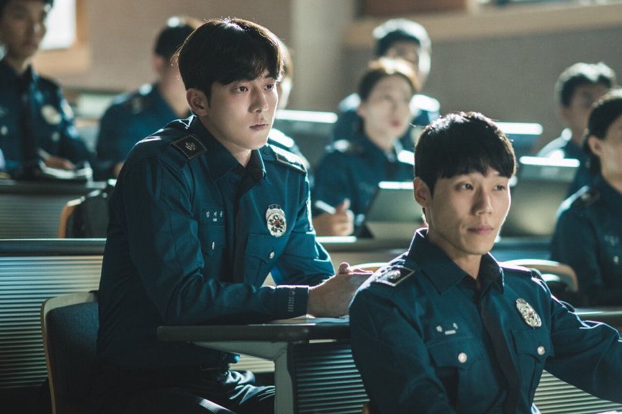 Ban ngày Kim Ji Yong là sinh viên cảnh sát ngoan hiền được mọi người quý mến