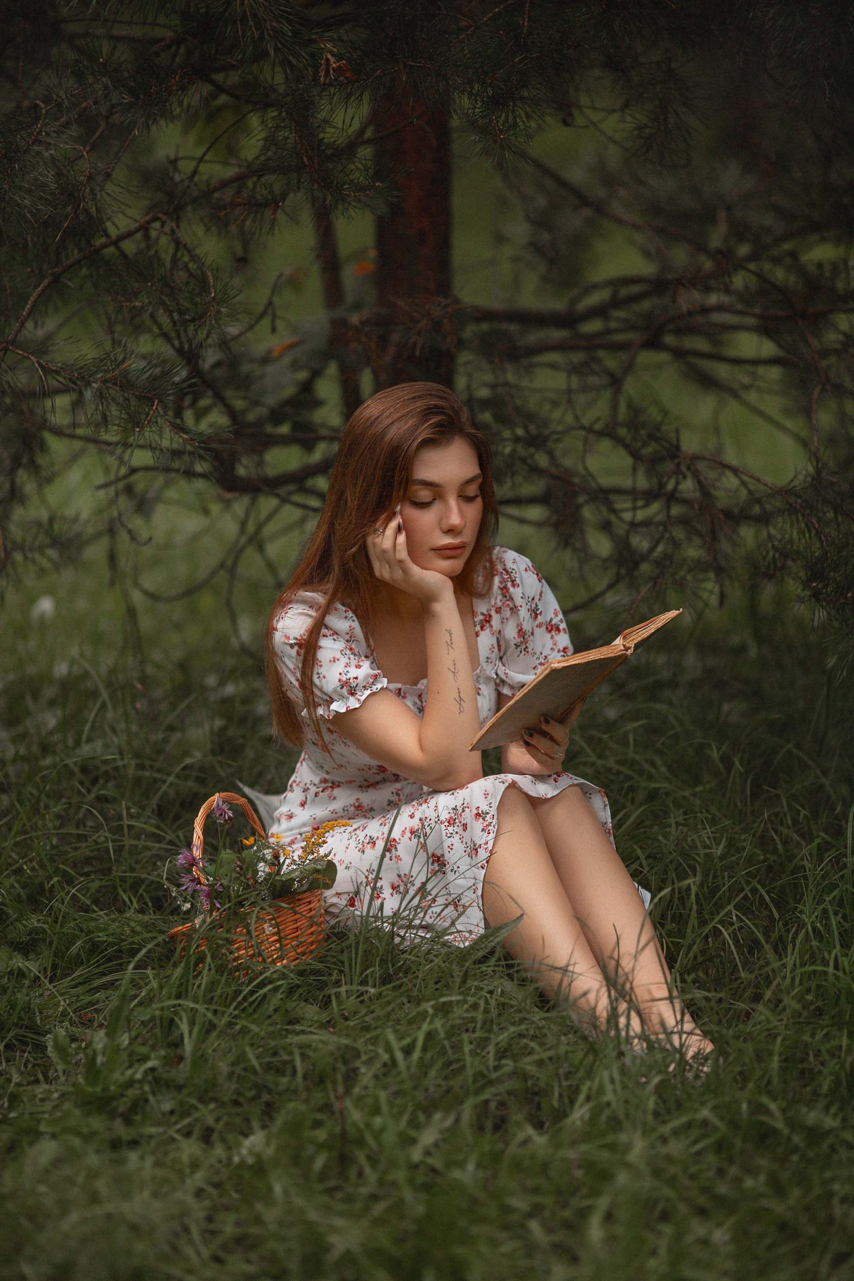 cô gái đọc sách