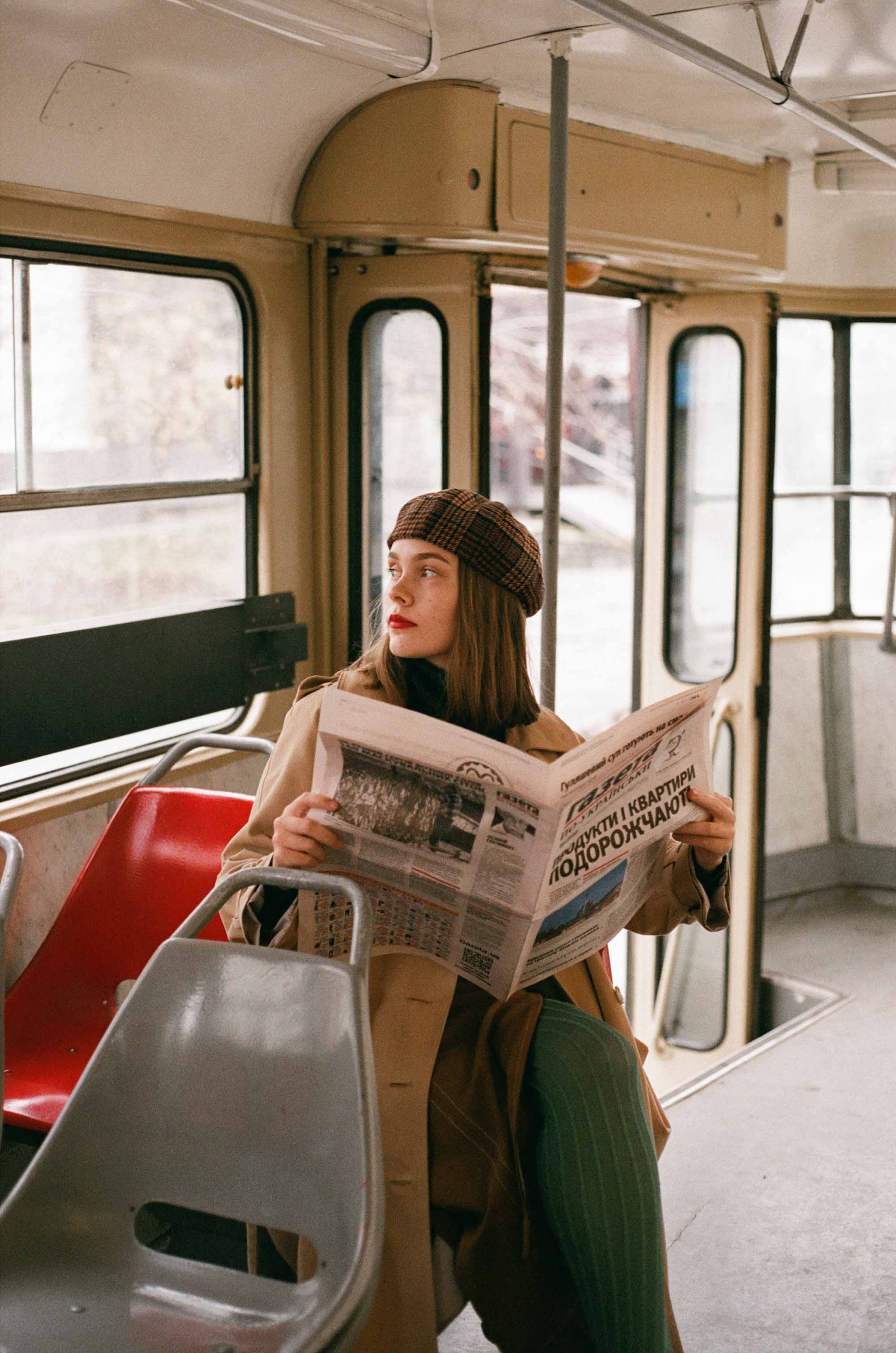 cô gái đọc báo trên tàu