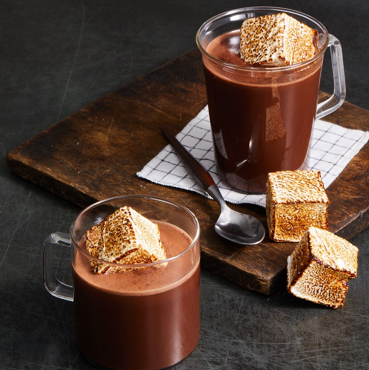 Thức uống pha chế Giáng Sinh Spiked Hot Chocolate