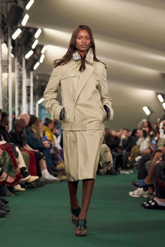 Burberry 2024 S/S Collection RTW  thắt lưng cạp thấp