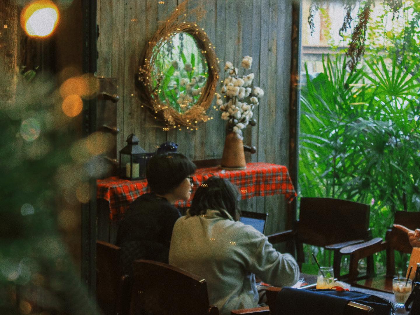 Cú Trên Cây quán cà phê trang trí giáng sinh đẹp tại Sài Gòn