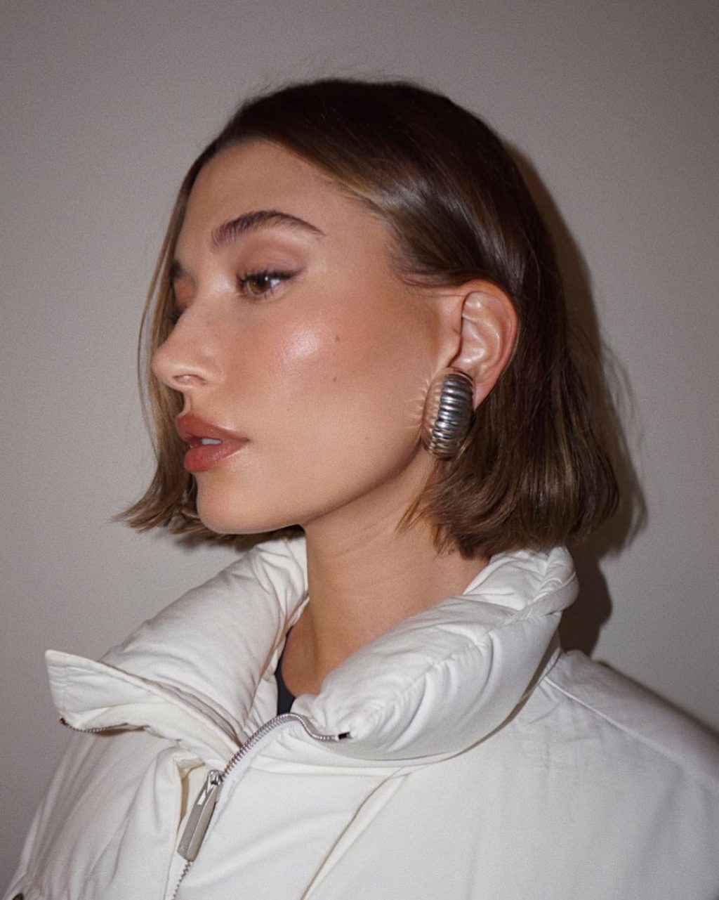 Hailey Bieber với mái tóc bob ngắn.