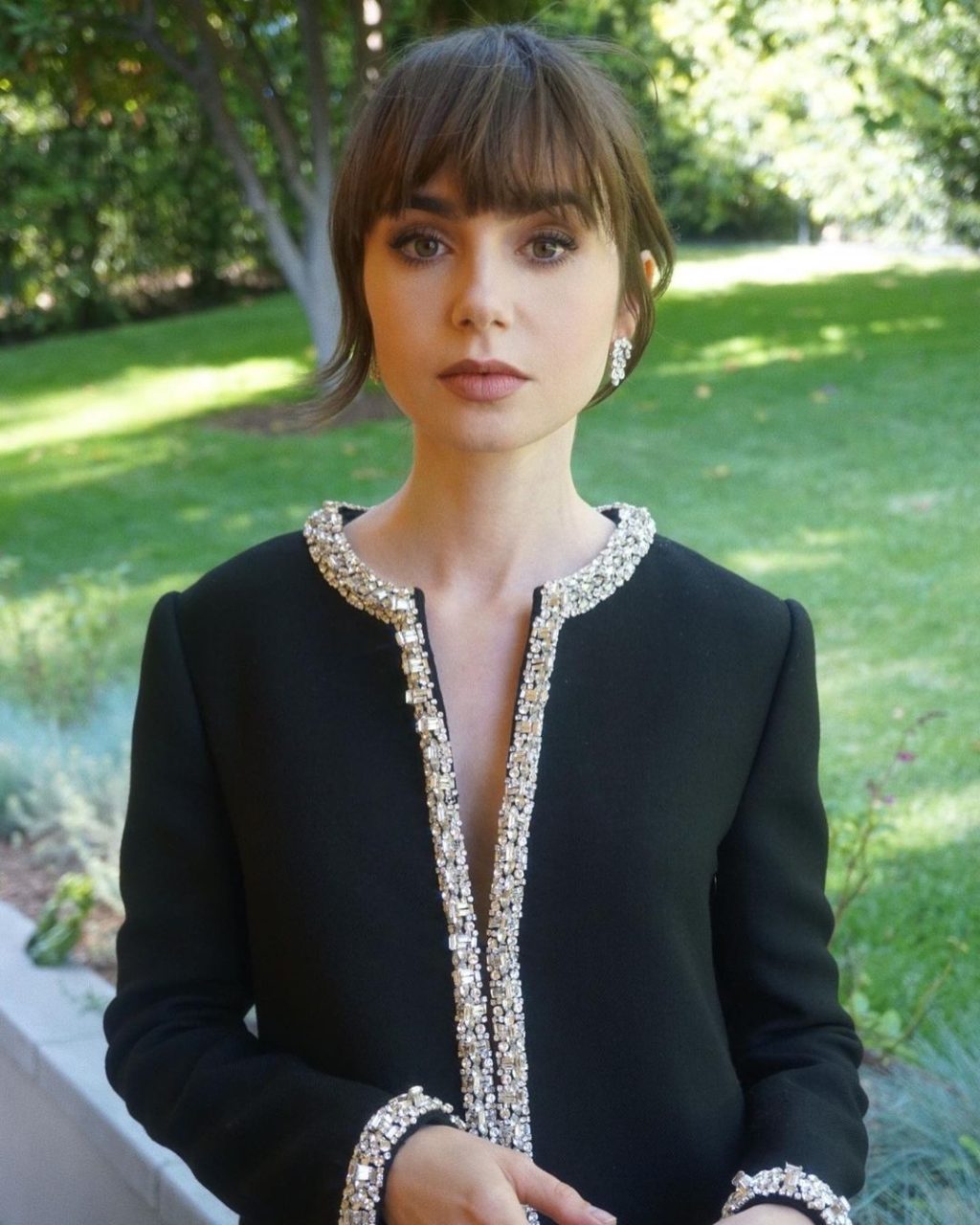 Lily Collins với tóc mái Birkin.