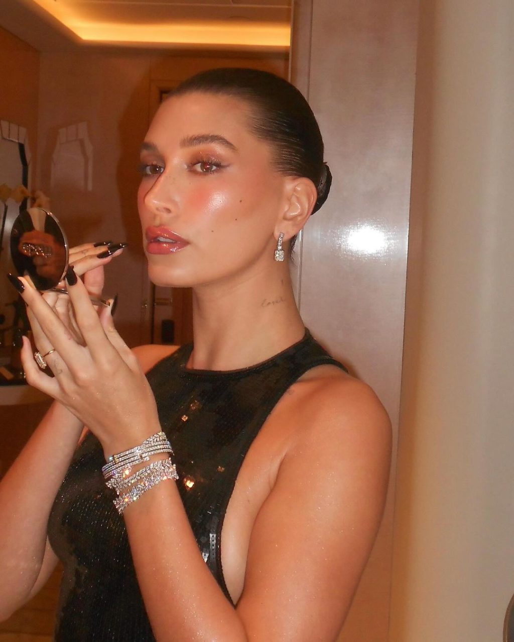 Hailey Bieber với lớp trang điểm căng bóng.