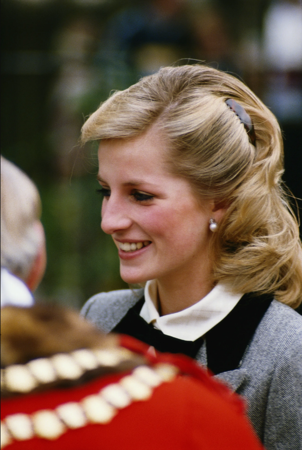 Công nương Diana khi còn để tóc khá dài.