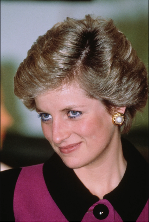 Công nương Diana từng rất yêu thích kẻ mắt màu xanh lam.